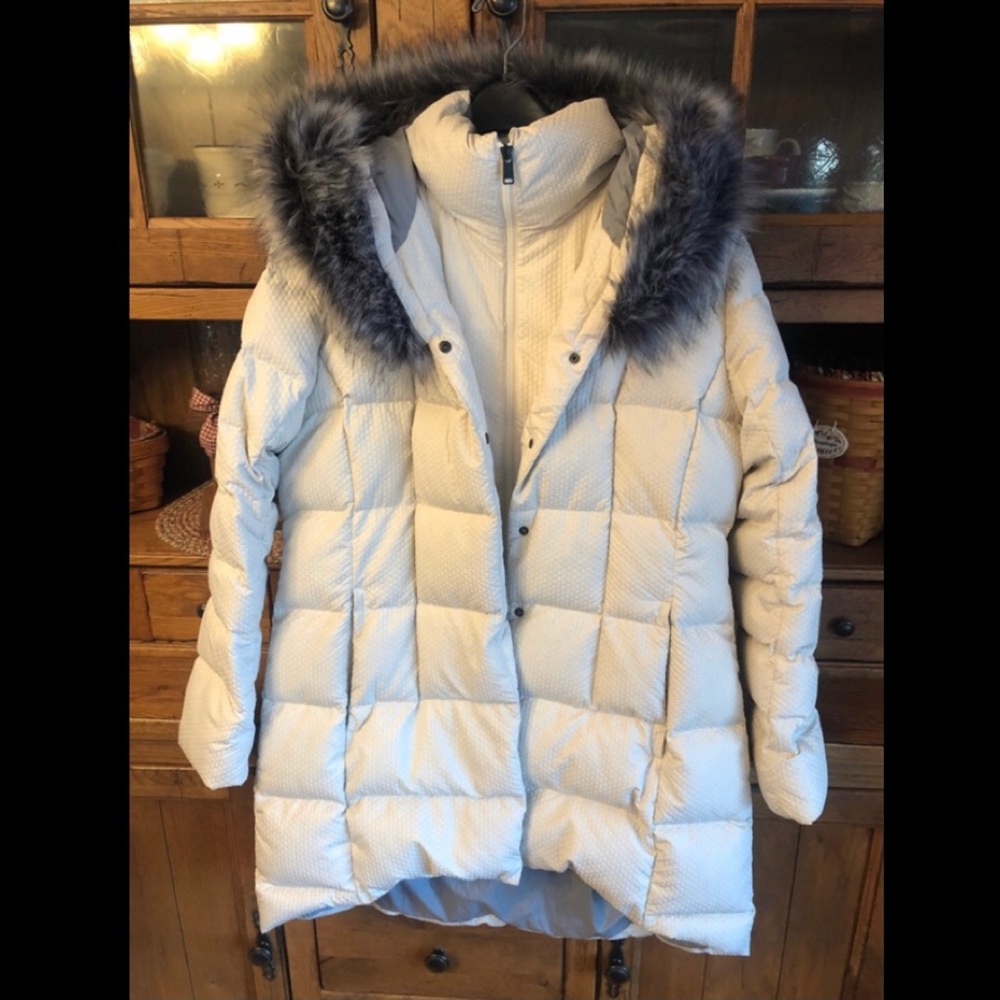 The North Face-XL Ivory Down Coat with beautiful removable faux fur trim hood